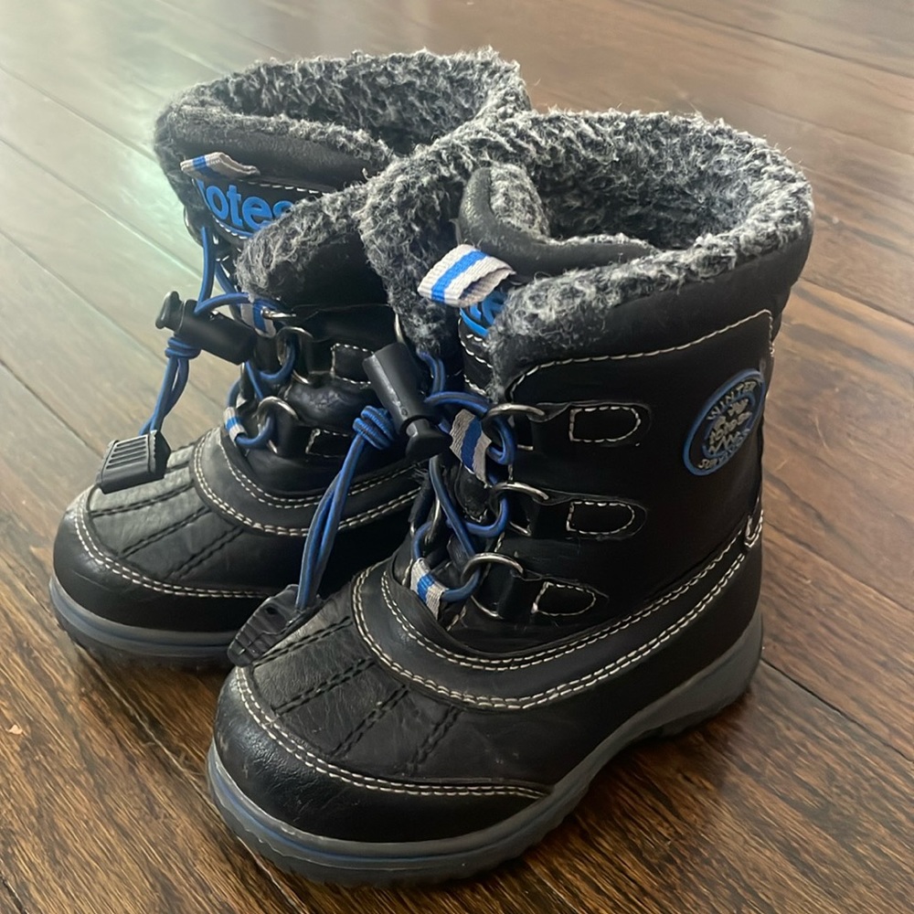 Totes toddler winter boots in great condition